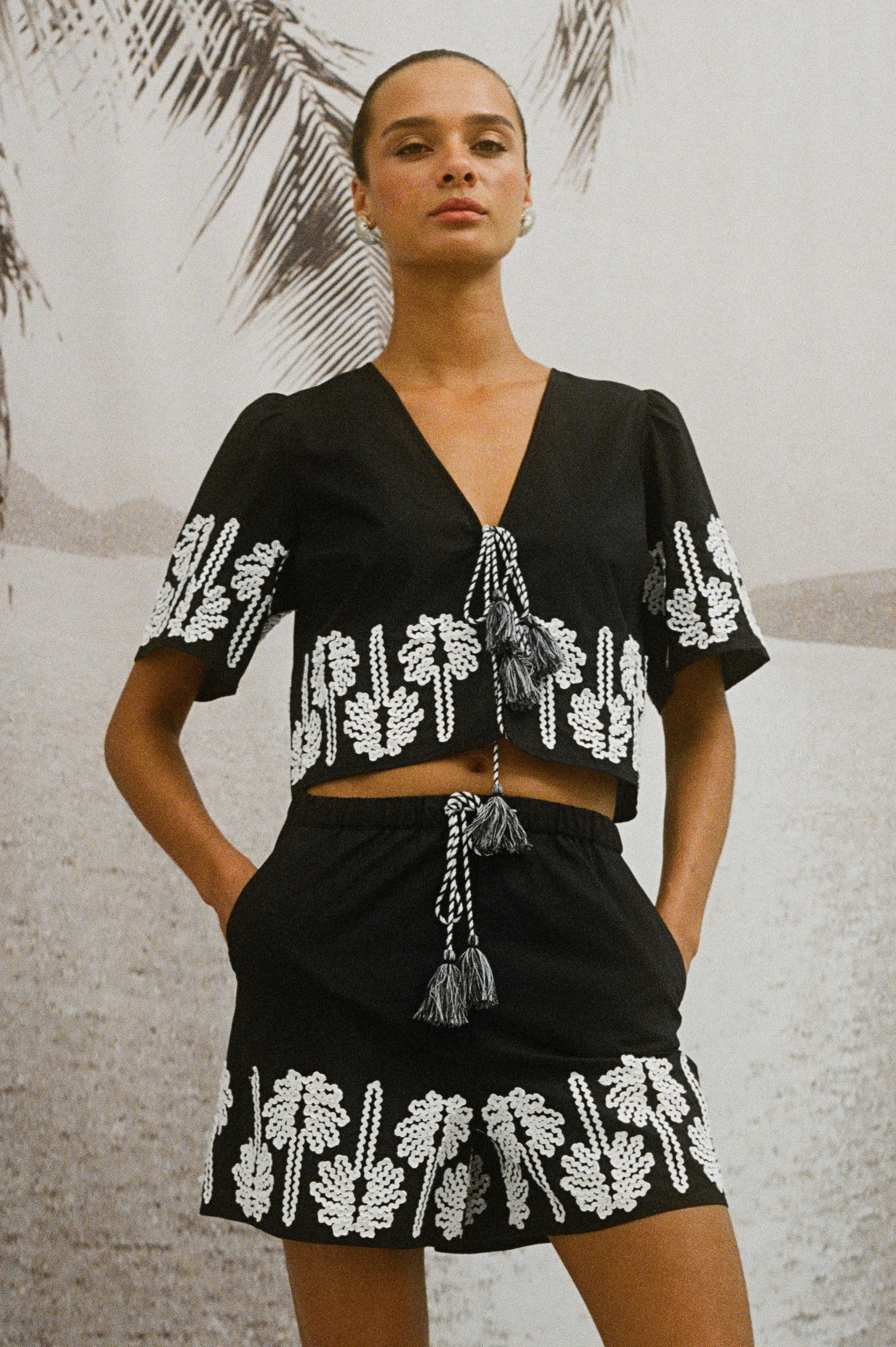 PARI TOP - BLACK IVORY PALM TREES