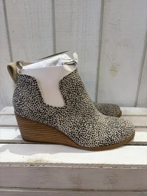 TOMS NWT Kallie Suede Wedge Boot in Macadamia - Size 8.5