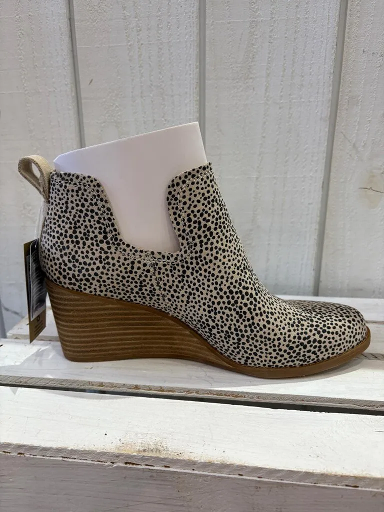 TOMS NWT Kallie Suede Wedge Boot in Macadamia - Size 8.5