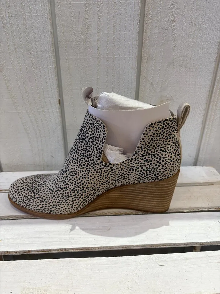TOMS NWT Kallie Suede Wedge Boot in Macadamia - Size 8.5