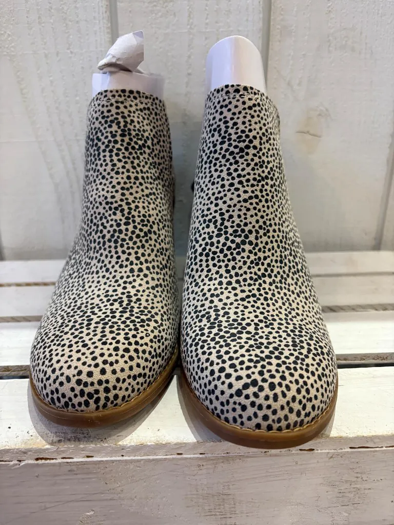 TOMS NWT Kallie Suede Wedge Boot in Macadamia - Size 8.5